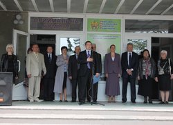 Ведучий свята, заступник декана факультету, к.е.н, доцент Юрій Цимбалюк оголосив про початок урочистого моменту і над присутніми залунали звуки державного гімну…